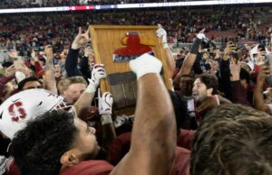 As conclusões de Stanford geram surpresa no Big Game O linebacker de Stanford Matt Rose (35) e o cornerback Brandon Nicholson (9) comemoram a recuperação do fumble de Rose contra a Califórnia durante o terceiro quarto do 128º Big Game, sábado, 22 de novembro de 2025 em Stanford, Califórnia (D. Ross Cameron para o Bay Area News Group)