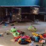 Um homem passa por pertences na Escola Primária e Secundária Católica de St Mary, na comunidade de Papiri, na Nigéria, depois de homens armados sequestrarem crianças e funcionários.