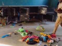 As crianças ainda dormiam quando homens armados em motocicletas chegaram à escola. Um homem passa por pertences na Escola Primária e Secundária Católica de St Mary, na comunidade de Papiri, na Nigéria, depois de homens armados sequestrarem crianças e funcionários.