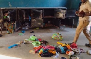 As crianças ainda dormiam quando homens armados em motocicletas chegaram à escola. Um homem passa por pertences na Escola Primária e Secundária Católica de St Mary, na comunidade de Papiri, na Nigéria, depois de homens armados sequestrarem crianças e funcionários.