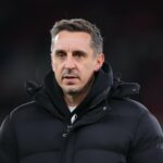 O analista da Sky Sports Gary Neville se apresenta para a câmera antes da partida da Premier League entre Manchester United e Arsenal em Old Trafford em 2025 em Manchester, Inglaterra.