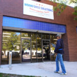 O presidente Donald Trump fala durante um evento para anunciar novas tarifas no Rose Garden da Casa Branca, quarta-feira, 2 de abril de 2025, em Washington, enquanto o secretário de Comércio, Howard Lutnick, ouve. (Foto AP/Mark Schiefelbein)