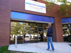 As demissões atingem o nível mais alto desde a Grande Recessão – obrigado, Trump O presidente Donald Trump fala durante um evento para anunciar novas tarifas no Rose Garden da Casa Branca, quarta-feira, 2 de abril de 2025, em Washington, enquanto o secretário de Comércio, Howard Lutnick, ouve. (Foto AP/Mark Schiefelbein)