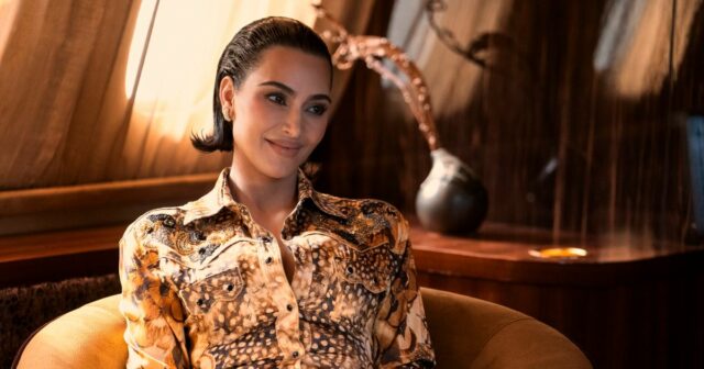 As esperanças de Kim Kardashian de 'All's Fair' e sucesso Destaque Kim Kardashian e Naomi Watts Alls Fair