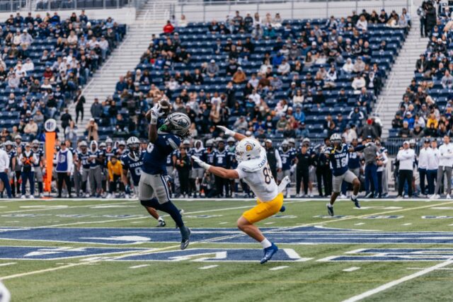 O recebedor do San Jose State, Kyri Shoels, salta para pegar a bola no jogo dos Spartans contra Nevada, no Mackay Stadium, em Reno, Nevada, em 15 de novembro de 2025. (Cortesia do San Jose State)