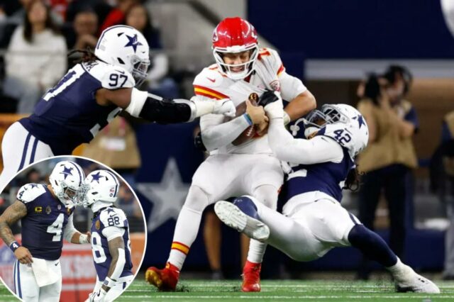 O quarterback do Kansas City Chiefs, Patrick Mahomes, foi demitido pelo lado defensivo do Dallas Cowboys, Jadeveon Clowney (42) e pelo defensive tackle Osa Odighizuwa (97).