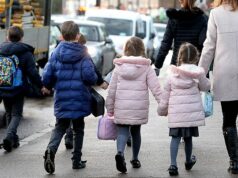 As maiores famílias desempregadas da Grã-Bretanha na fila para lucros inesperados financiados pelos contribuintes no valor de milhares, enquanto o Partido Trabalhista se prepara para eliminar o limite de benefícios para dois filhos Os críticos do limite de dois filhos dizem que ele penaliza as crianças injustamente