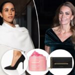 Bomba de camurça preta de salto alto com bico fino e salto agulha.