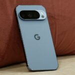 Um Google Pixel 9 Pro em um ambiente externo, exibindo a demonstração do Satellite SOS