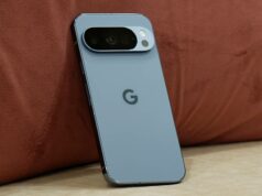 As mensagens de texto de emergência por satélite do Google Pixel estão prontas para deixar os EUA Um Google Pixel 9 Pro em um ambiente externo, exibindo a demonstração do Satellite SOS