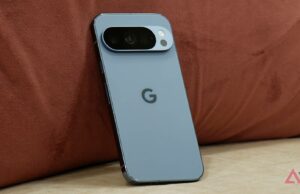 As mensagens de texto de emergência por satélite do Google Pixel estão prontas para deixar os EUA Um Google Pixel 9 Pro em um ambiente externo, exibindo a demonstração do Satellite SOS