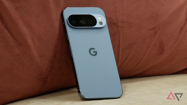 Um Google Pixel 9 Pro em um ambiente externo, exibindo a demonstração do Satellite SOS