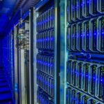 Uma placa de resfriamento de cobre é mostrada contra um fundo branco.