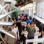 Os compradores da Black Friday são refletidos na vitrine de uma loja anunciando 40% de desconto em tudo no Hillsdale Shopping Center, 28 de novembro, em San Mateo, Califórnia (Dai Sugano/Bay Area News Group)