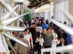 As preocupações econômicas não impedem os gastos da Black Friday na Bay Area Os compradores da Black Friday são refletidos na vitrine de uma loja anunciando 40% de desconto em tudo no Hillsdale Shopping Center, 28 de novembro, em San Mateo, Califórnia (Dai Sugano/Bay Area News Group)