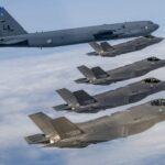 KIEL, ALEMANHA - 4 DE SETEMBRO: Soldados montando guarda em frente a um sistema de defesa aérea IRIS-T SLM antes da chegada do chanceler alemão Olaf Scholz, do ministro da Defesa Boris Pistorius e do tenente-general Ingo Gerhartz, comandante da força aérea alemã (Inspekteur der Luftwaffe) durante o lançamento operativo do primeiro sistema de defesa aérea IRIS-T SLM da Bundeswehr na base militar de Todendorf em setembro 4 de outubro de 2024 em Panker, Alemanha. O IRIS-T SLM, desenvolvido pela Diehl Defense, é um sistema de médio alcance capaz de derrubar drones, aeronaves e mísseis. A Alemanha já forneceu à Ucrânia pelo menos três desses sistemas. (Foto de Gregor Fischer/Getty Images)