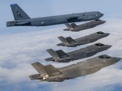 As receitas dos principais produtores globais de armas aumentam à medida que grandes guerras acontecem: relatório SIPRI KIEL, ALEMANHA - 4 DE SETEMBRO: Soldados montando guarda em frente a um sistema de defesa aérea IRIS-T SLM antes da chegada do chanceler alemão Olaf Scholz, do ministro da Defesa Boris Pistorius e do tenente-general Ingo Gerhartz, comandante da força aérea alemã (Inspekteur der Luftwaffe) durante o lançamento operativo do primeiro sistema de defesa aérea IRIS-T SLM da Bundeswehr na base militar de Todendorf em setembro 4 de outubro de 2024 em Panker, Alemanha. O IRIS-T SLM, desenvolvido pela Diehl Defense, é um sistema de médio alcance capaz de derrubar drones, aeronaves e mísseis. A Alemanha já forneceu à Ucrânia pelo menos três desses sistemas. (Foto de Gregor Fischer/Getty Images)