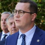 As rodas dos ônibus não estão girando e girando, com mais rotas cortadas