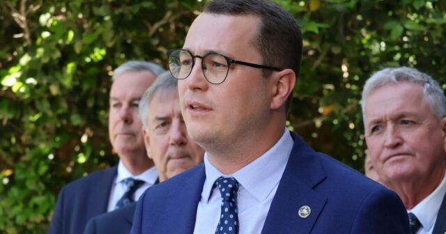 As rodas dos ônibus não estão girando e girando, com mais rotas cortadas
