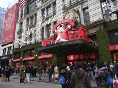 As tarifas Grinchy de Trump vão arruinar suas compras de Natal Um menino olha para uma vitrine de carros Hot Wheels fabricados pela fabricante de brinquedos americana Mattel em uma loja de brinquedos em Pequim, quarta-feira, 15 de maio de 2019. Para muitos americanos, a guerra comercial do presidente Donald Trump poderá em breve se tornar muito real. A sua administração prepara-se para alargar as tarifas de 25% a praticamente todas as importações chinesas que ainda não foram sujeitas a direitos, incluindo brinquedos, ténis, camisas, despertadores, torradeiras e máquinas de café. (Foto AP/Mark Schiefelbein)