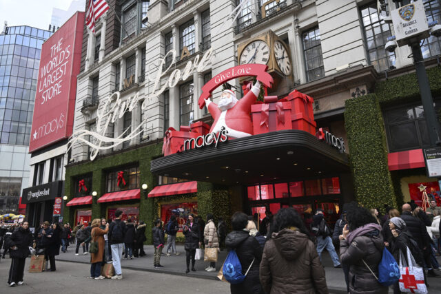 As tarifas Grinchy de Trump vão arruinar suas compras de Um menino olha para uma vitrine de carros Hot Wheels fabricados pela fabricante de brinquedos americana Mattel em uma loja de brinquedos em Pequim, quarta-feira, 15 de maio de 2019. Para muitos americanos, a guerra comercial do presidente Donald Trump poderá em breve se tornar muito real. A sua administração prepara-se para alargar as tarifas de 25% a praticamente todas as importações chinesas que ainda não foram sujeitas a direitos, incluindo brinquedos, ténis, camisas, despertadores, torradeiras e máquinas de café. (Foto AP/Mark Schiefelbein)