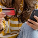 As vendas estão atraindo quase metade dos australianos a gastar muito