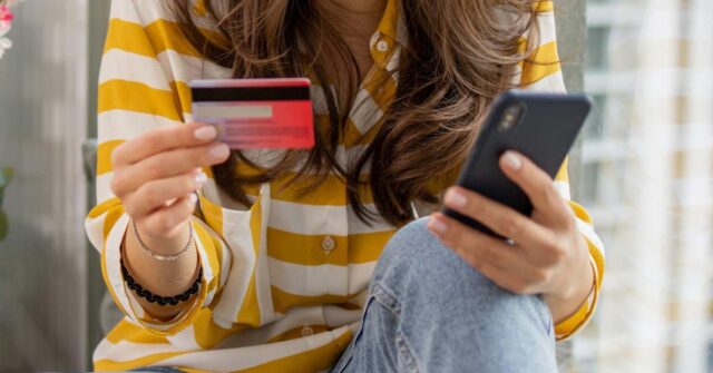 As vendas estão atraindo quase metade dos australianos a gastar muito
