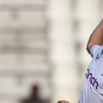 Ashes: O astro marcapasso da Inglaterra, Mark Wood, está de volta jogando boliche nas redes