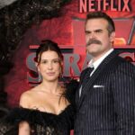 Assista David Harbor e Millie Bobby Brown se reunindo no tapete vermelho de 'Stranger Things' após rumores de assédio e bullying