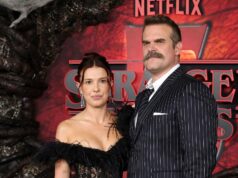 Assista David Harbor e Millie Bobby Brown se reunindo no tapete vermelho de ‘Stranger Things’ após rumores de assédio e bullying Assista David Harbor e Millie Bobby Brown se reunindo no tapete vermelho de 'Stranger Things' após rumores de assédio e bullying