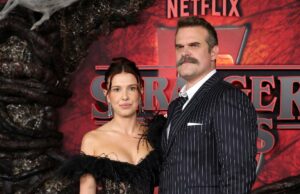 Assista David Harbor e Millie Bobby Brown se reunindo no tapete vermelho de ‘Stranger Things’ após rumores de assédio e bullying Assista David Harbor e Millie Bobby Brown se reunindo no tapete vermelho de 'Stranger Things' após rumores de assédio e bullying