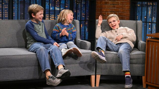 Assista aos filhos de Seth Meyers roubarem a cena em uma entrevista surpresa no 'Late Night' | Vídeo
