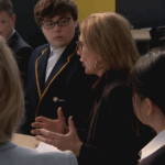 A Primeira-Ministra Jacinta Allan e o Ministro da Educação Ben Carroll reuniram-se com estudantes do Sunshine College, no oeste de Victoria, para anunciar o financiamento.