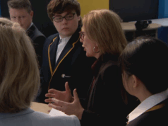 Assistentes sociais serão colocados nas escolas para impedir o crime juvenil antes que ele comece A Primeira-Ministra Jacinta Allan e o Ministro da Educação Ben Carroll reuniram-se com estudantes do Sunshine College, no oeste de Victoria, para anunciar o financiamento.