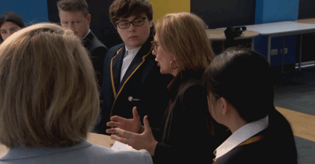 Assistentes sociais serão colocados nas escolas para impedir o crime A Primeira-Ministra Jacinta Allan e o Ministro da Educação Ben Carroll reuniram-se com estudantes do Sunshine College, no oeste de Victoria, para anunciar o financiamento.