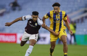 Aston Villa venceu o Maccabi Tel Aviv por 2 a 0 na Liga Europa em meio a protestos e prisões lightbox-info