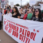 Agentes da Patrulha de Fronteira dos EUA observam, segunda-feira, 17 de novembro de 2025, em Charlotte, NC (AP Photo/Matt Kelley)