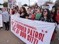 Ataques em Charlotte expõem o núcleo vazio da repressão à imigração de Trump Agentes da Patrulha de Fronteira dos EUA observam, segunda-feira, 17 de novembro de 2025, em Charlotte, NC (AP Photo/Matt Kelley)