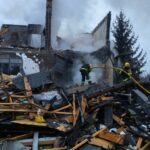 Veículos queimam após serem danificados durante um ataque de mísseis e drones russos em Kiev, em meio ao ataque da Rússia à Ucrânia, 29 de novembro de 2025. REUTERS/Valentyn Ogirenko