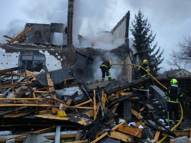 Ataques russos em Kyiv matam três enquanto enviados da Ucrânia Veículos queimam após serem danificados durante um ataque de mísseis e drones russos em Kiev, em meio ao ataque da Rússia à Ucrânia, 29 de novembro de 2025. REUTERS/Valentyn Ogirenko