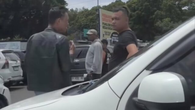Atendente de estacionamento viral em evento de formatura da Unpad fixa preço em até IDR 40 mil
