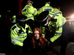 Ativista dos direitos das mulheres presa na vigília de Sarah Everard pede vagões de metrô apenas para homens, pois ‘eles são o problema’ Patsy Stevenson foi fotografada sendo presa em 2021 enquanto participava da vigília pacífica por Sarah Everard, que foi assassinada pelo policial Wayne Couzens, que estava fora de serviço.