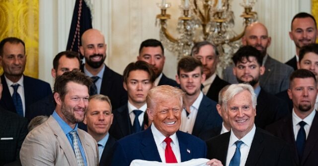 Ativistas dos direitos da imigração pedem aos Los Angeles Dodgers Ativistas dos direitos da imigração pedem aos Los Angeles Dodgers que recusem visita à Casa Branca por causa de ataques do ICE