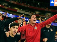 Atlético de Madrid multado por comportamento racista de torcedores em jogo da Liga dos Campeões contra o Arsenal Atlético de Madrid multado por comportamento racista de torcedores em jogo da Liga dos Campeões contra o Arsenal