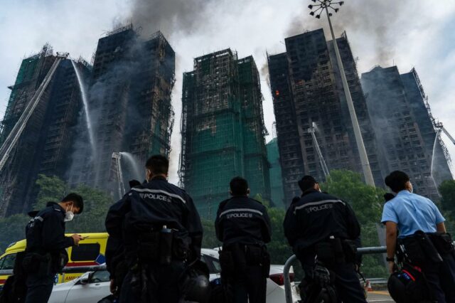 Atualização sobre incêndio em arranha-céus em Hong Kong: número de Atualização sobre incêndio em arranha-céus em Hong Kong: número de mortos, prisões, causa suspeita
