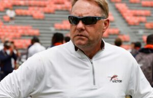 Auburn dispara Freeze após a marca 6-16 na SEC Auburn dispara Freeze após a marca 6-16 na SEC
