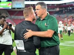 Auburn tem ‘nome quente’ para assistir no carrossel de futebol universitário College football head coach Mario Cristobal of the Miami Hurricanes shakes hands with head coach Alex Golesh