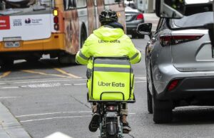 Aumento salarial ‘revolucionário’ pode estar chegando para os trabalhadores do Uber Eats e DoorDash Motorista do Uber Eats em Melbourne