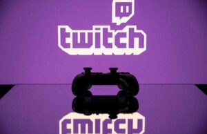Twitch está revisando sua política de suspensões Twitch logo reflection with a controller
