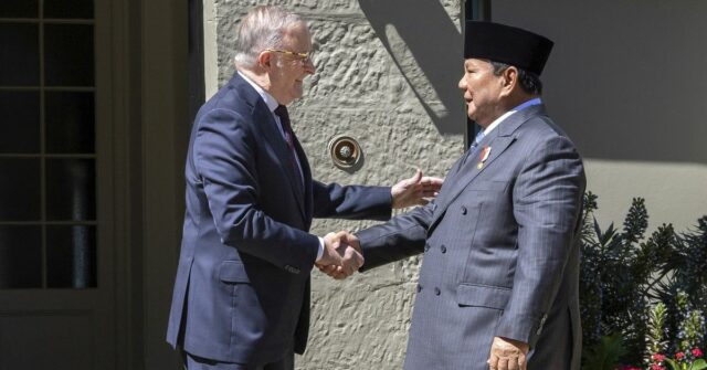 O primeiro-ministro Anthony Albanese dá as boas-vindas ao presidente indonésio, Prabowo Subianto, na Kirribilli House. Quarta-feira, 12 de novembro de 2025.